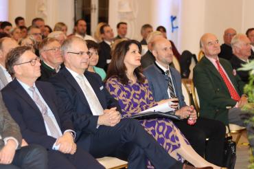 Komplett ausgebucht war der Agrar-Abend der Raiffeisen-Volksbank Donauwörth eG auf Burg Harburg, bei dem die Bayerische Staatsministerin Michaela Kaniber (Bildmitte) mit einem Gastvortrag aufgetreten ist.