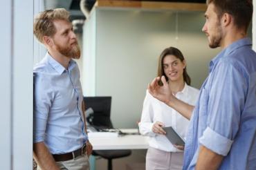 Drei Menschen die Stehen
