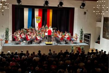 Das vom Publikum gefeierte Vororchester der Knaben- und Stadtkapelle Nördlingen unter der Leitung von Stadtkapellmeister Oliver Körner nach den beiden gelungenen Auftritten der Bläserklasse I und II.