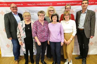 Bildunterschrift: v.l.n.r.: Georg Wiedemann (Personalratsvorsitzender, 35 Jahre), Svetlana Klein (15 Jahre), Theresia Messner (45 Jahre), Birgit Schwegler (15 Jahre), Sonja Meininger (25 Jahre), Eva Malik (20 Jahre), Alexandra Herrmann (25 Jahre), Arthur Lettenbauer (Kreisgeschäftsführer)