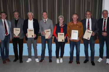 Die Präsidenten vom VfB Oberndorf konnten bei der diesjährigen Jahreshauptversammlung einige Vereinsmitglieder für 50, 60 & 70 Jahre Mitgliedschaft ehren. V.l.: 1. Präsident Stefan Rößle, Albert Braun, Alfred Wider, Michael Korber, Erika Knorr, Thomas Keller, 2. Präsident Franz Moll, 3. Präsident Christian Sigel.