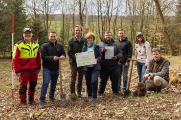 Gemeinsam beteiligen sich die Wirtschaftsjunioren Donau-Ries und Erbprinz Carl-Eugen zu Oettingen-Wallerstein (3.v.l.) an der 100.000-Bäume-Aktion.