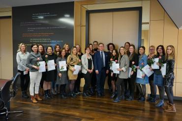 Zuletzt absolvierten 21 Teilnehmerinnen des Landkreises Donau-Ries die Ausbildung zur Tagespflegeperson und zur Assistenzkraft für Kindertagesstätten. 