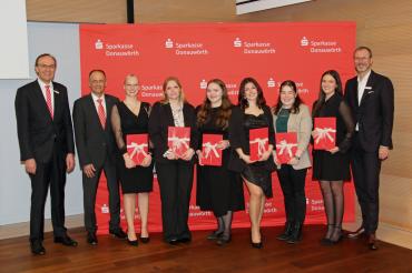 Unser Bild zeigt den Vorstandsvorsitzenden Johann Natzer, Ausbildungsleiter Stefan Sturm, Carolin Fürst, Marie-Christin Wenninger, Mona Benk, Vjollca Luzhnica, Lea Stechbart, Alina Schmidt und Michael Scholz, stellvertretendes Vorstandsmitglied der Sparkasse Donauwörth