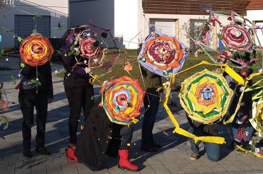 Die Teilnehmerinnen und ihre gebastelten Feenschirme