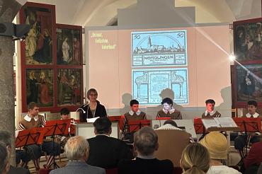 Museumsleiterin Andrea Kugler präsentierte die Sonderausstellung „Heimat, Volkstum, Vaterland! – Nördlingen in den 1920er Jahren“, die ab sofort bis zum 3. November 2024 im Stadtmuseum Nördlingen zu sehen ist.