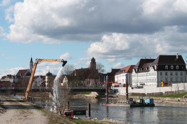 Die sogenannte Klappschute, ein Spezialschiff, wird für die Baumaßnahmen an der Flusssohle eingesetzt. 