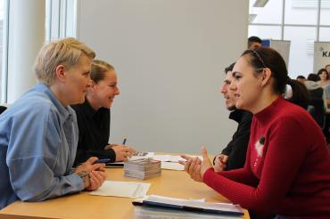 Unkomplizierter Kontakt bei der Jobbörse: Vertreter von Arbeitgebern aus der Region im Austausch mit Geflüchteten auf Arbeitssuche. 