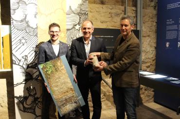 Auf dem Bild zu sehen (von links): Oberbürgermeister David Wittner, Leiter des Geologischen Dienstes am Bayerischen Landesamt für Umwelt in München, Dr. Roland Eichhorn und Leiter des Rieskratermuseums Dr. Stefan Hölzl. 