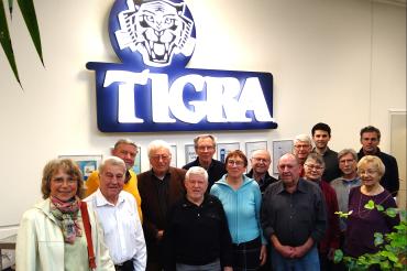 Bildungswerk Harburg zu Gast bei Firma Tigra in Oberndorf. Links Organisatorin Heike Bschor mit Senior-Chef Helge Motzer.