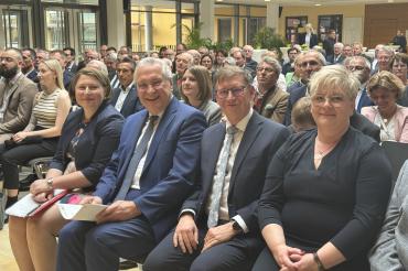 Das Bild zeigt von links: Stellvertretende Landrätin Claudia Marb, Innenminister Joachim Herrmann, Landrat Stefan Rößle und seine Frau Christine Rößle. 
