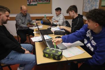 Michael Demel (2. von links) unterstützte gemeinsam mit Praktikant Simon Diethei (ganz links) die Schülergruppe, die sich für das Thema "Moderne Arbeitswelt" im Fach Wirtschaft und Recht entschieden hatte, bei der Recherchearbeit.