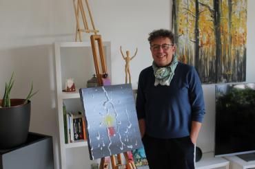 In seinem Wohnzimmer lässt Wolfgang Balzer seiner künstlerischen Ader freien Lauf.