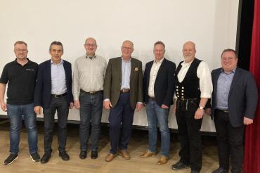 Die Referenten Andreas Dengl und Erwin Taglieber, Obermeister Donauries Franz Motz und Obermeister Dillingen Alexander Gumpp, Johannes Bronnhuber und Stefan Klemmer als Vertreter der Berufsschule Donauwörth und Christoph Schweyer, Geschäftsführer der Kreishandwerkerschaft Nordschwaben.