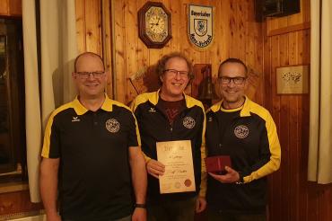 (von li nach re): Wolfgang Klinger (2. Vorsitzender KCD), Ralf Wiedler und Thomas Mayerhauser (1. Vorsitzender KCD) - Ehrung 40-jährige Mitgliedschaft Ralf Wiedler