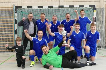 Johann Seiler (hinten links) freut sich mit seiner GEDA-Siegermannschaft