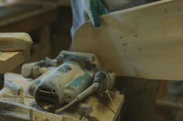 Mann bearbeitet skateboard