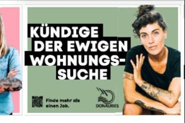 Das Bild zeigt zwei Versionen der Plakate. 