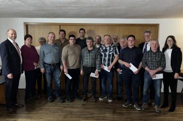 Dr. Walter Greiner (links), Vorstandsmitglied Bernhard Ströbele (3. Von rechts) und Lisa Wurm (Geschäftsstelle Fremdingen, rechts) stellten sich die Vertreterinnen und Vertreter der Schopfloher Vereine zum Gruppenbild auf. Sie erhielten Spenden zum 125-jährigen Gründungsjubiläum ihrer Genossenschaft.  