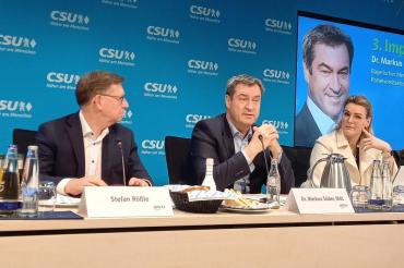 Hier besprechen der KPV-Landesvorsitzende und Donau-Rieser Landrat Rößle, der Bayerische Ministerpräsident Söder und die Vorsitzende des ZRF Augsburg und Oberbürgermeisterin Weber den Vorschlag, die Krankenhausplanung auf Ebene der Zweckverbände für Rettungsdienst und Feuerwehralarmierung (ZRF) anzusiedeln.