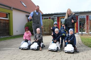 Die Kinder aus Alerheim freuen sich über ihre neuen VR-JuniorCars.