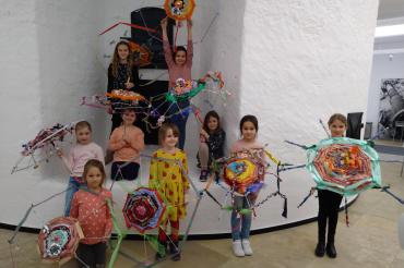 Stolz zeigen die Kursteilnehmerinnen ihre Werke.