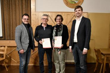OB Jürgen Sorré mit dem geehrten Ehepaar Sigfried und Martina Gerstl sowie Vereinsvorstand Dr. Andreas Schiffelholz (v.l.n.r.).