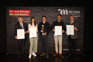 Es werden Vier Urkunden und Ein Pokal gezeigt