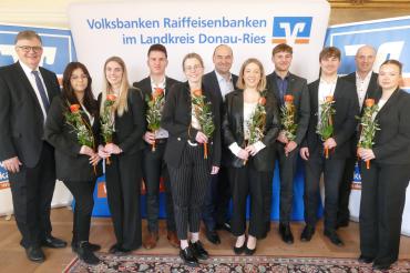 Feiern einen erfolgreichen Abschluss: V.l.: Kreisverbandsvorsitzender Paul Ritter, Sophie Niederhuber, Leni Taglieber, Timo Kienle und Lisa Gerstmeyr (alle RVB Ries),Vorstand Alexander Lehmann (RVB Donauwörth) mit Leni Finkl, Luke Schuster und Simon Radmiller sowie Vorstandsvorsitzender Bernd Frisch (RVB Wemding) mit Jana Gebhardt.