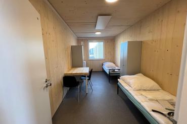 Das Bild zeigt das Innere der neuen Asylunterkunft in Mertingen