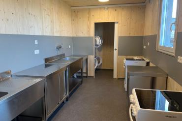 Das Bild zeigt das Innere der neuen Asylunterkunft in Mertingen