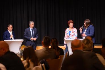 Menschen auf einer Bühne