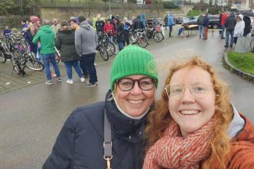 Zwei Frauen die ein Selfie machen und lächeln