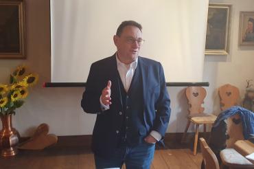 Hier sieht man Ulrich Lange bei einem Vortrag zur Riesbahn.