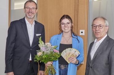 Unser Bild zeigt von links Vorstandsmitglied Michael Scholz, Sandra Macho und Kundenberater Manfred Wiedemann.
