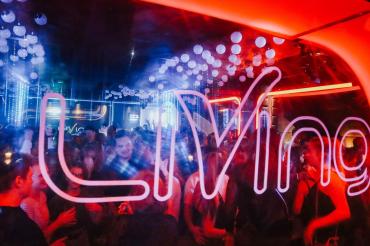 Das Bild zeigt einen Clubabend im Living.