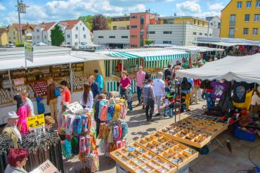 Hier sieht man Aussteller auf dem Maimarkt in Donauwörth.