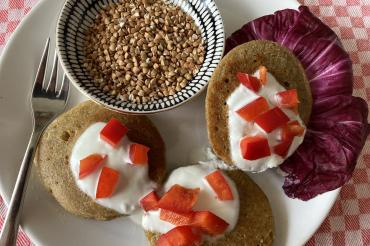 Blinis mit Paprikajoghurt 