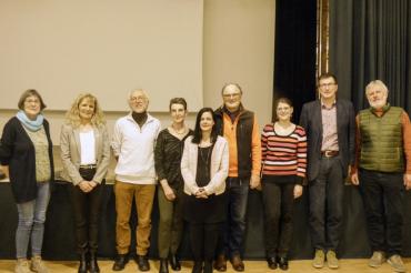 Menschen die Stehen und Lächeln 