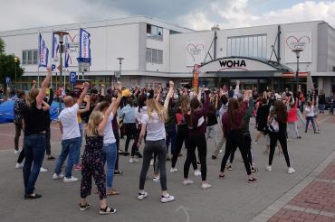 Menschen vor Woha