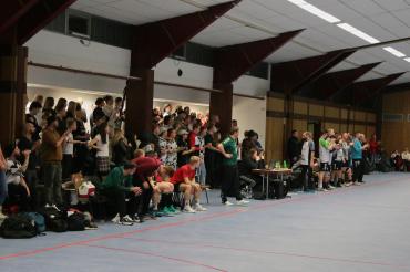 Personen die in der Schmutterhalle stehen und Klatschen 