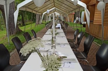 Hier sieht man die Vorbereitung zum weißen Picknick in Donauwörth.