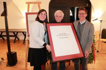 Hier sieht man von links nach rechts Frau Dr. emmerling, Oskar Bernahrd und David Wittner bei der Eröffnung des Seh- und Hörpfads Grundgesetz.
