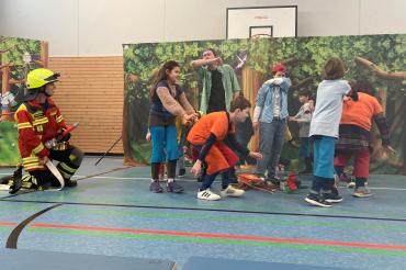 In der Leonhart-Fuchs-Grundschule in Wemding drehte sich am Donnerstag, dem 11.04.24, alles um das Thema Feuer und Feuerwehr. 