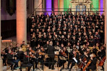 Hier sieht man ein Orchester unter der Leitung von Kirchenmusiker Udo Knauer.