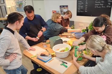 Menschen die Gemüse schneiden