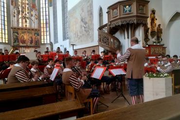 Menschen die Musikinstrumente Spielen