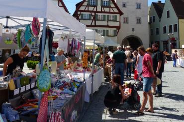 Hier sieht man den Kunsthandwerkmarkt in Monheim.