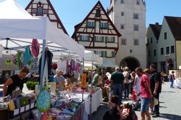 Hier sieht man den Kunsthandwerkmarkt in der Monheimer Altstadt.