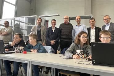 Kinder am Computer, Hinter ihnen stehen die Begleiter